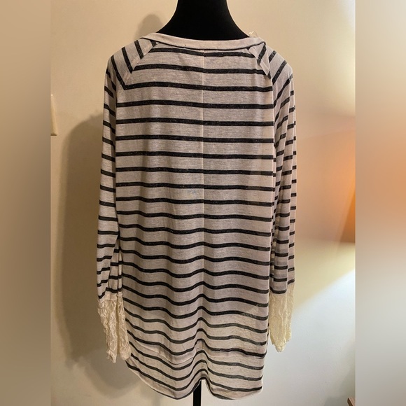 Ladies long sleeve top. Size Extra Large - Picture 3 of 6